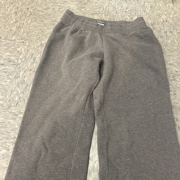 ⭐️⬇️ Nike Grey Sweatpants - Picture 4 of 8